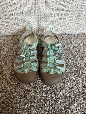 Keen Women’s Newport H2 Mint Green and Brown Closed-Toe Sport Sandals Size 7.5